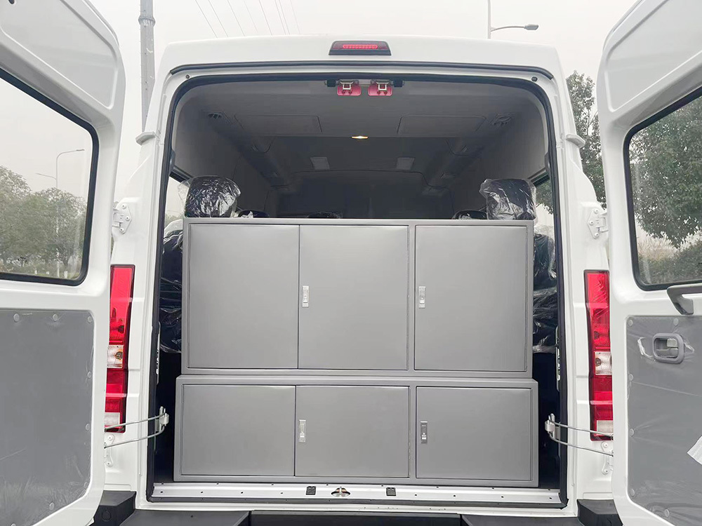 Detailed images of the IVECO troop carrier Detailed images of the IVECO troop carrier