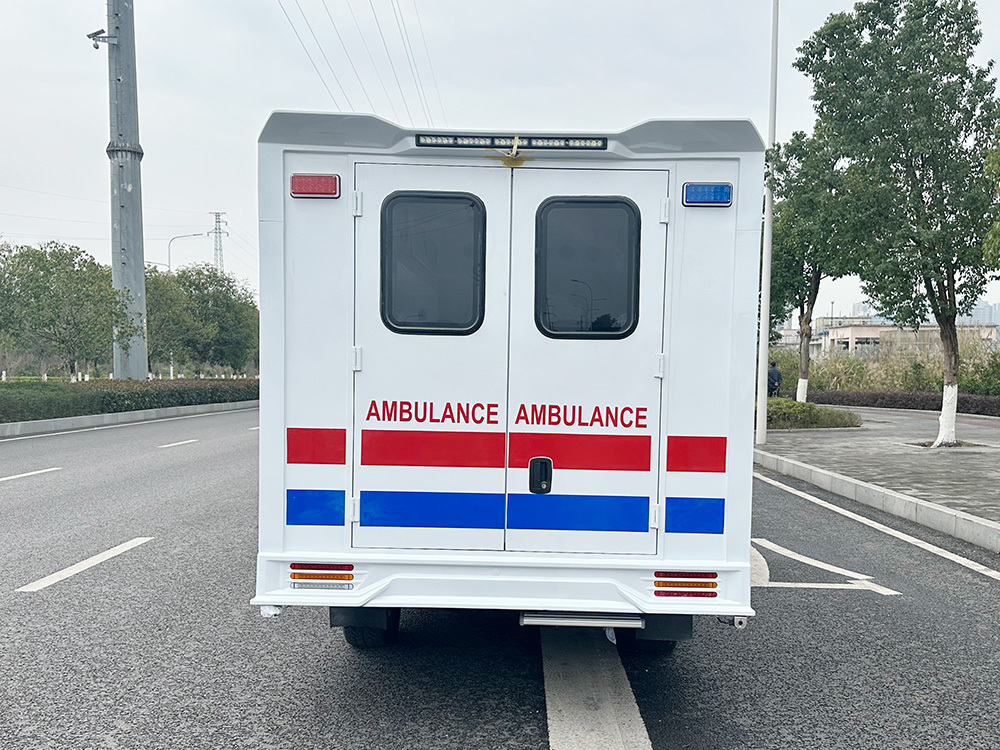 Detailed images of a four-wheel drive off-road ambulance Detailed images of a four-wheel drive off-road ambulance
