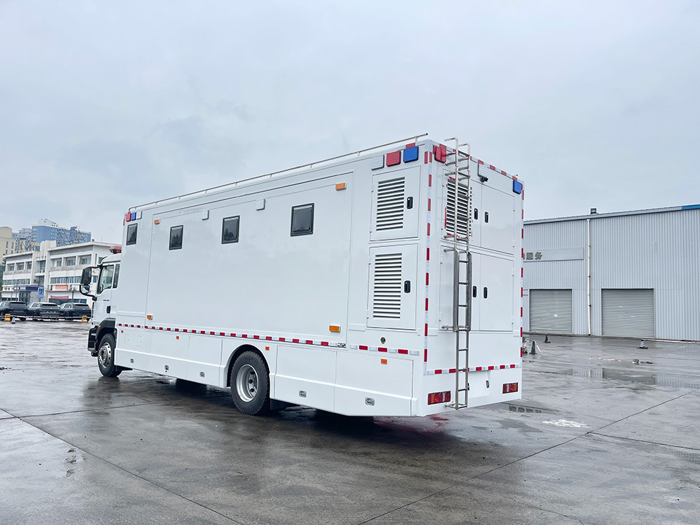 Detailed images of heavy-duty truck campers Detailed images of heavy-duty truck campers