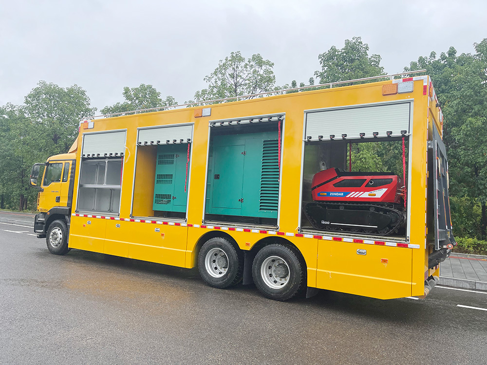 Detailed images of a high-flow drainage emergency vehicle Detailed images of a high-flow drainage emergency vehicle