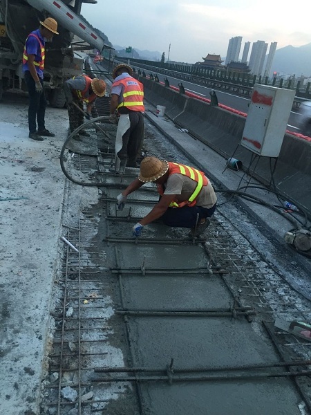甬台温高速公路复线乐清湾高架桥新老桥拼接首跨浇筑完成