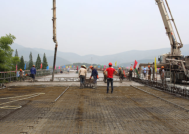 杭长北延3标桥面铺装首件施工顺利完成