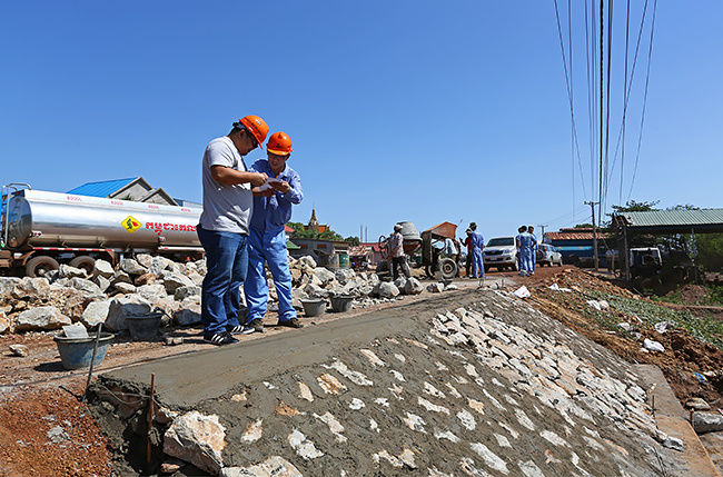 柬埔寨5號公路擴(kuò)建工程施工進(jìn)展情況