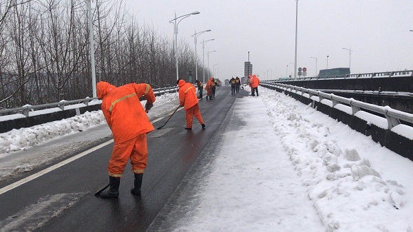 抗击冰雪  杭交在行动