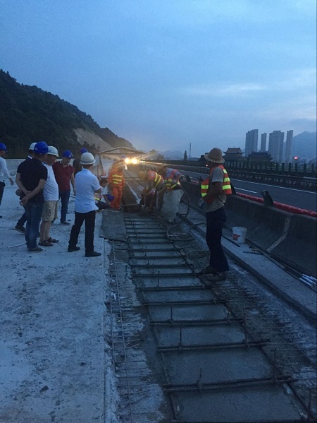 甬台温高速公路复线乐清湾高架桥新老桥拼接首跨浇筑完成