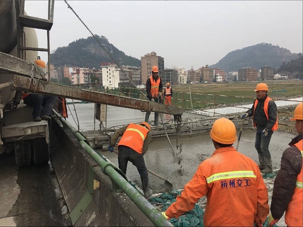 甬台温高速公路复线南塘至黄华第2标段桥面铺装全部完成