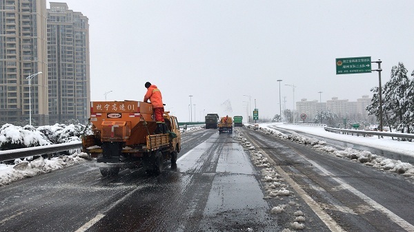 抗击冰雪  杭交在行动