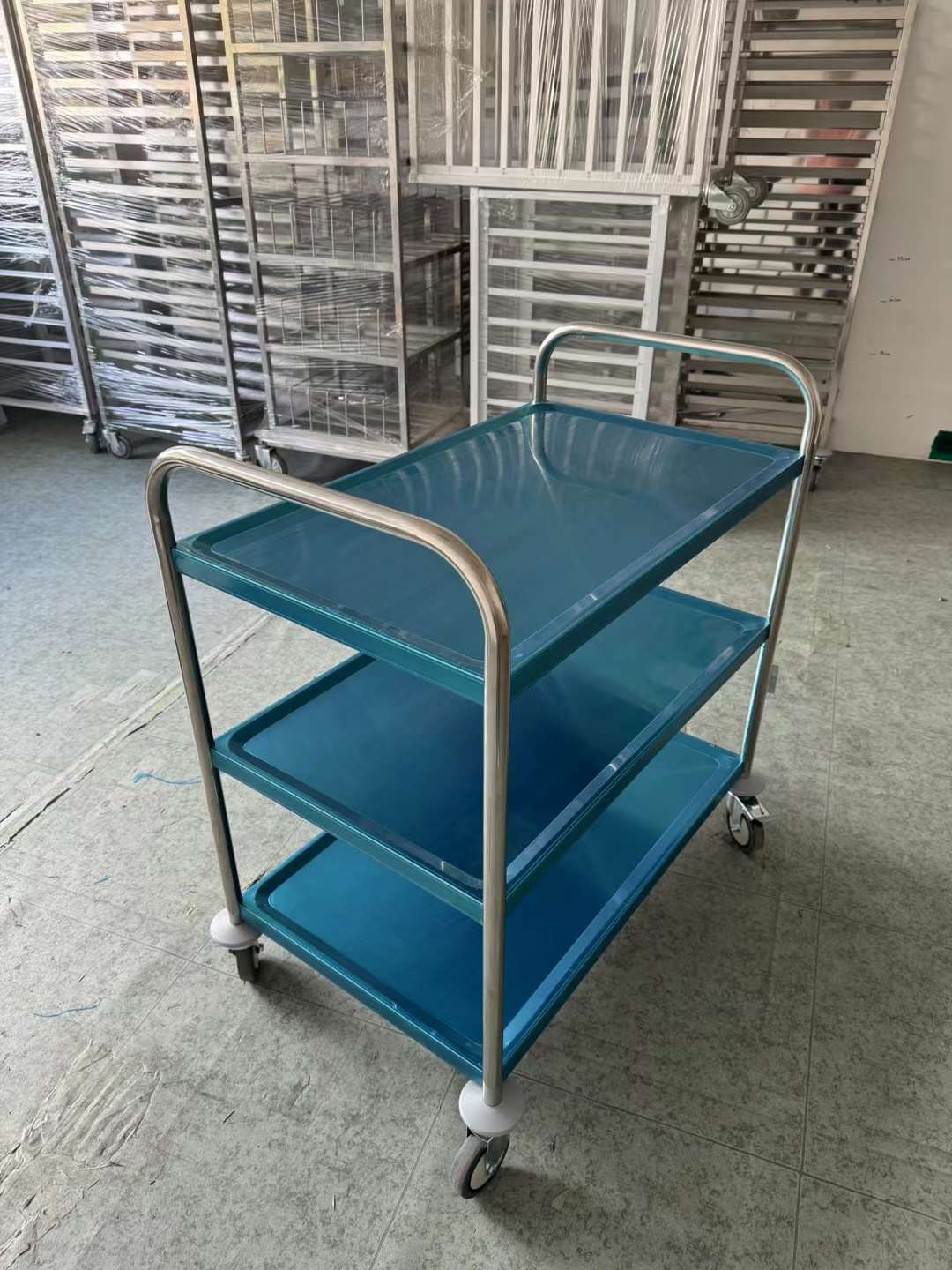 Carro de servicio de comida para restaurante de acero inoxidable de 4 niveles con adhesivo a prueba de golpes y adhesivo anticolisión