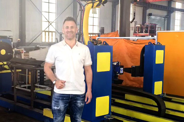 American customers visited the robot production and took photos as a memento. American customers visited the robot production and took photos as a memento.