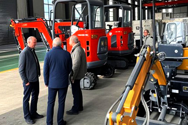 French customers visited mini excavators and discussed placing orders French customers visited mini excavators and discussed placing orders