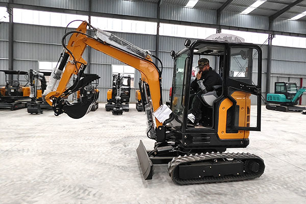 The American customer test-drove the mini excavator and carefully observed the details The American customer test-drove the mini excavator and carefully observed the details