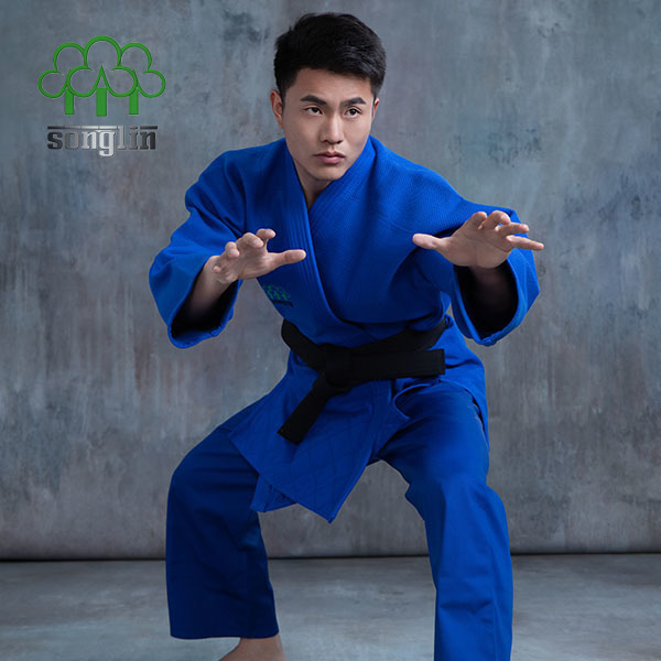 Farbiger Taekwondo-Anzug