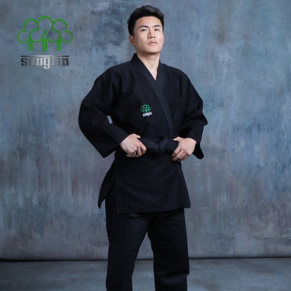 Farbiger Judoanzug