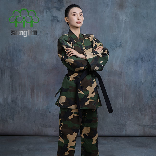 Spezielle Karate-Uniform