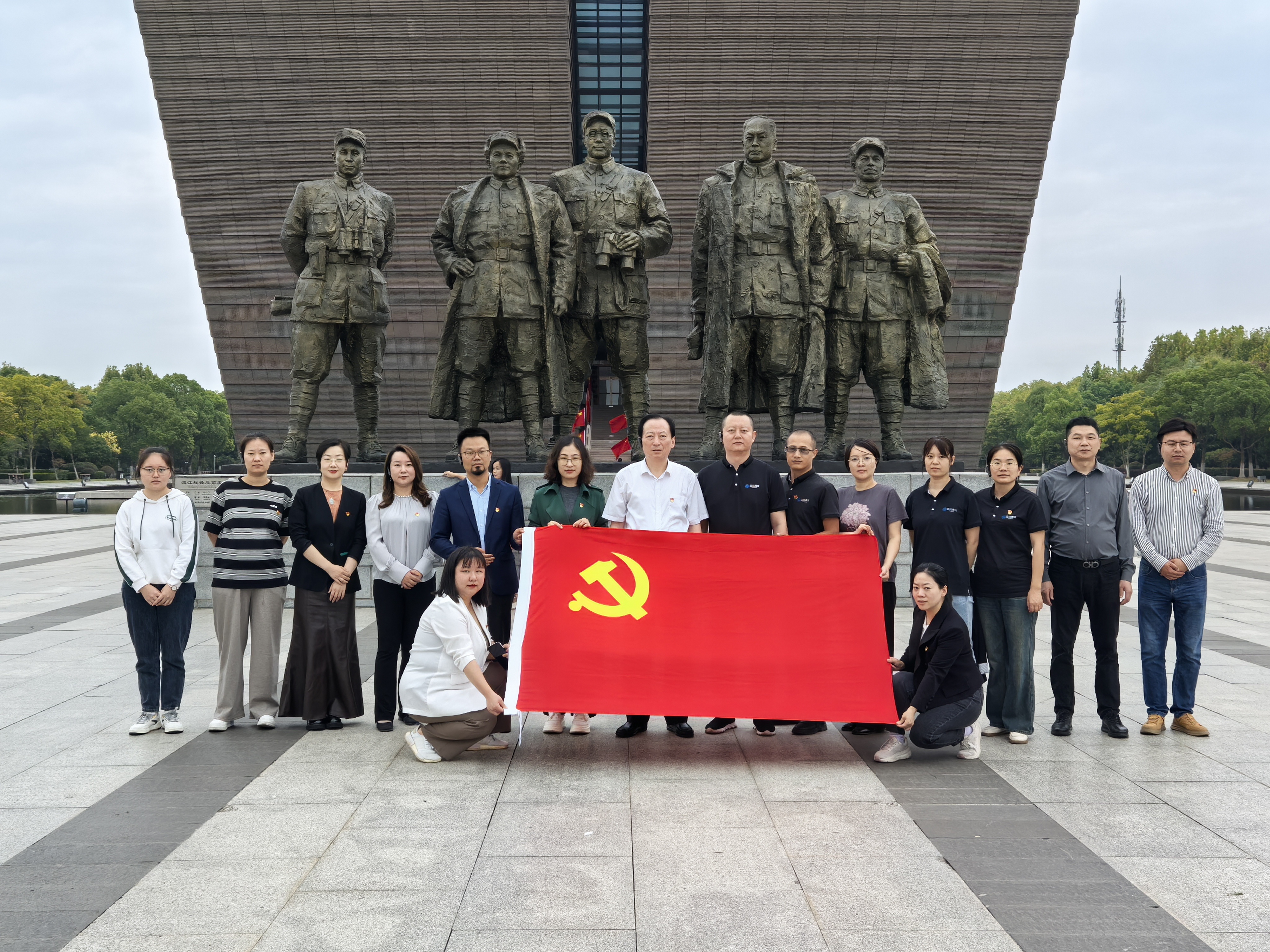 銘記光輝歷程，共筑綠色未來 —— 通源環(huán)境攜手海綿城市協(xié)會、環(huán)衛(wèi)協(xié)會黨員赴渡江戰(zhàn)役紀(jì)念館主題黨日活動