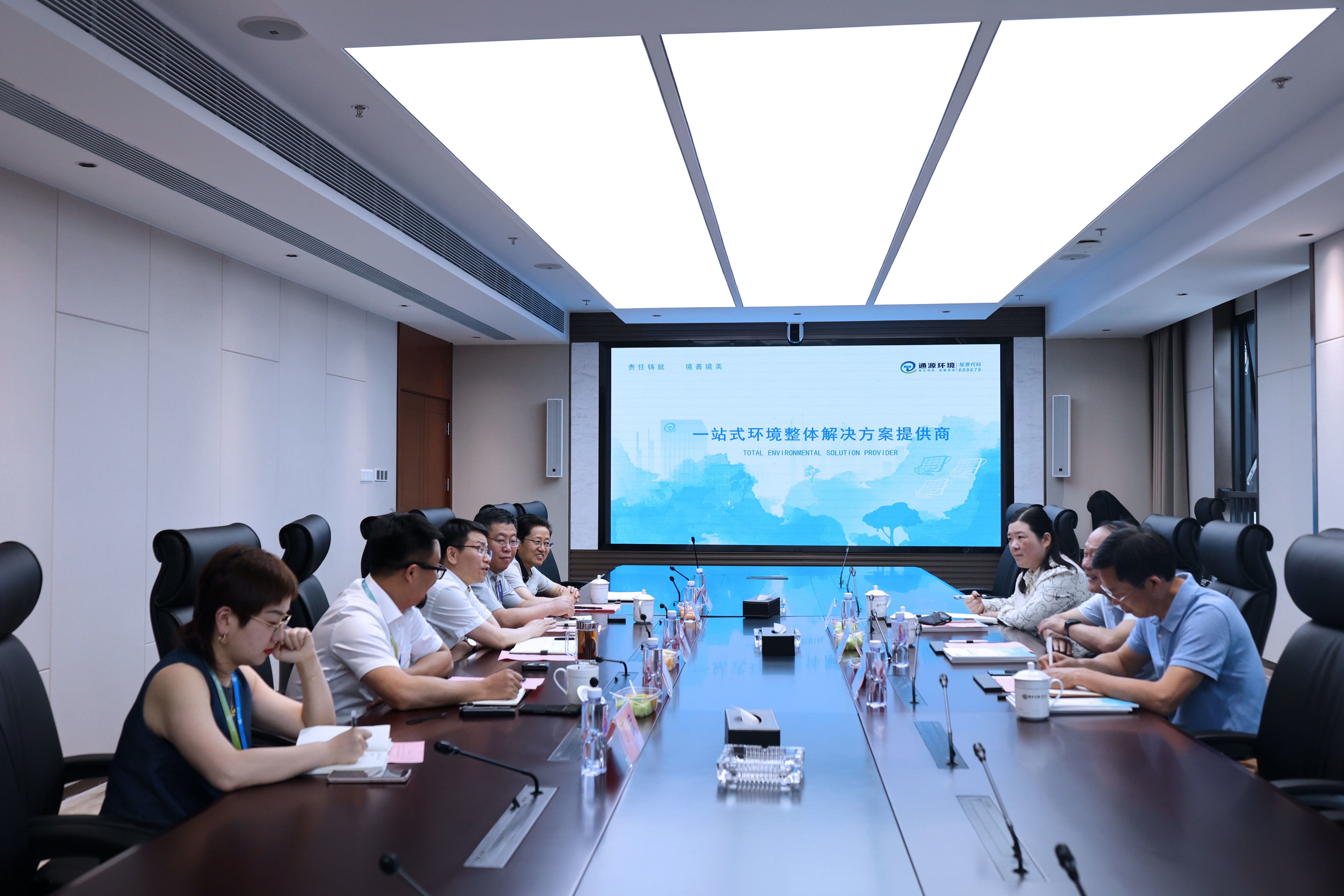安徽省人大常委會教育科學文化衛生工作委員會主任葉露中率隊蒞臨通源環境調研指導