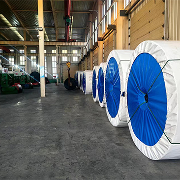 What are the characteristics of rubber conveyor belt
