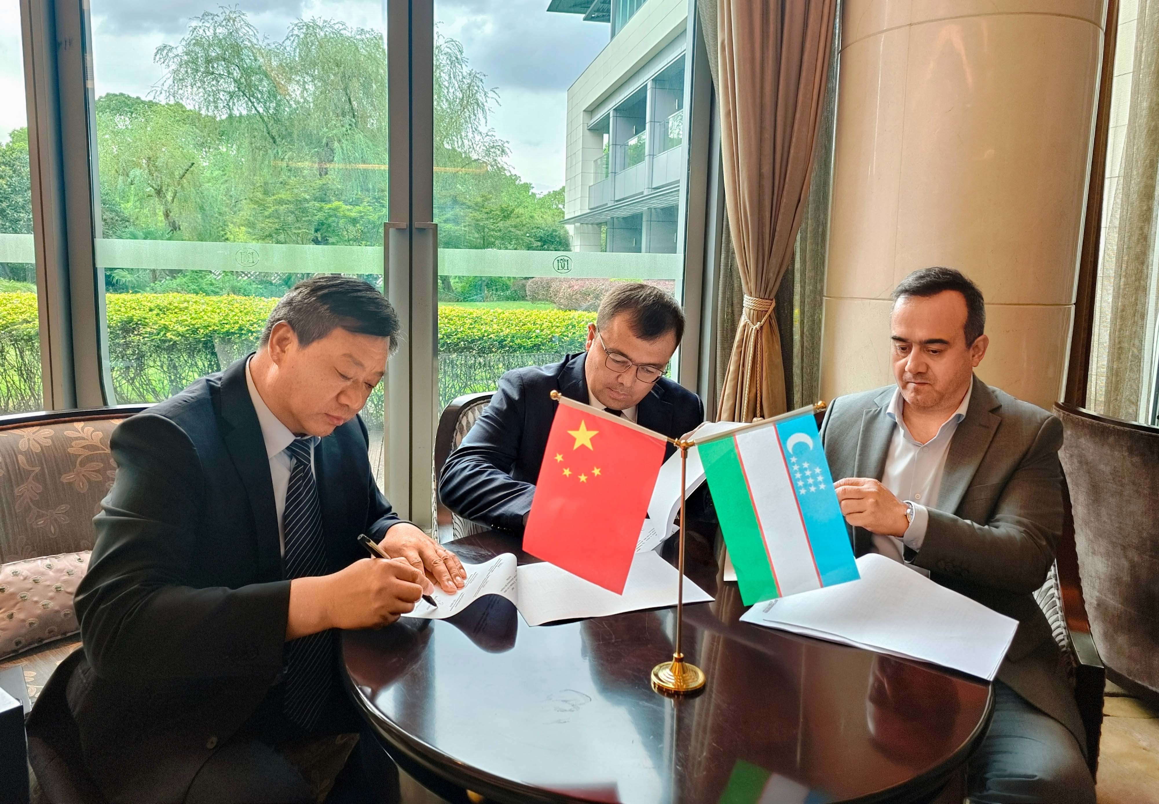 钢诺新材料股份有限公司与乌兹别克斯坦共和国地质与矿产资源部及阿尔马雷克采矿冶金联合企业三方达成合作协议
