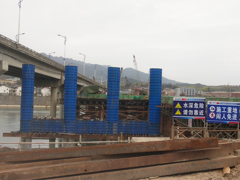 中國電建圓柱模及系梁施工現(xiàn)場