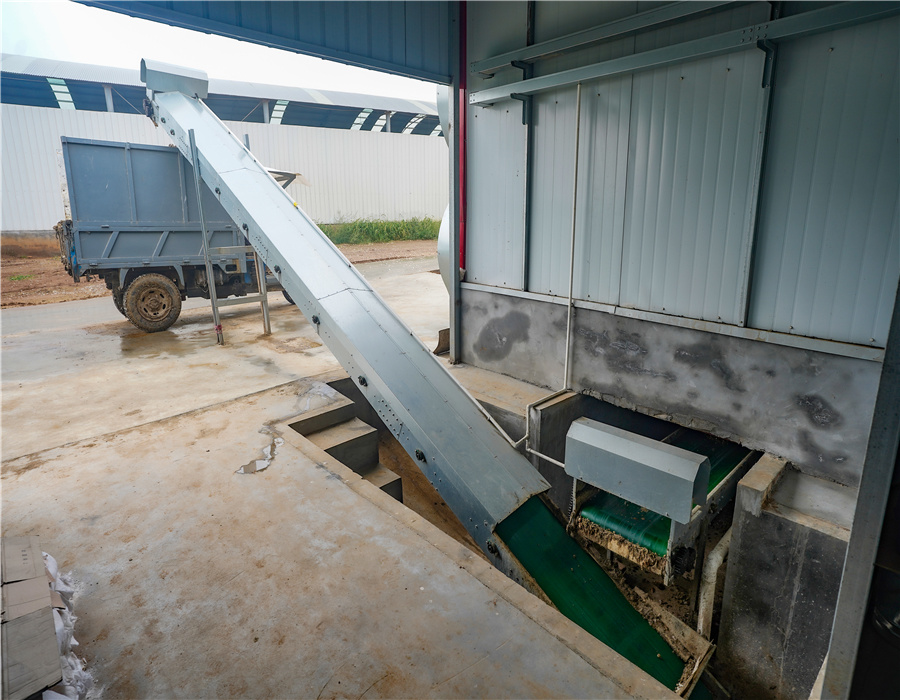 Rear end fecal cleaning