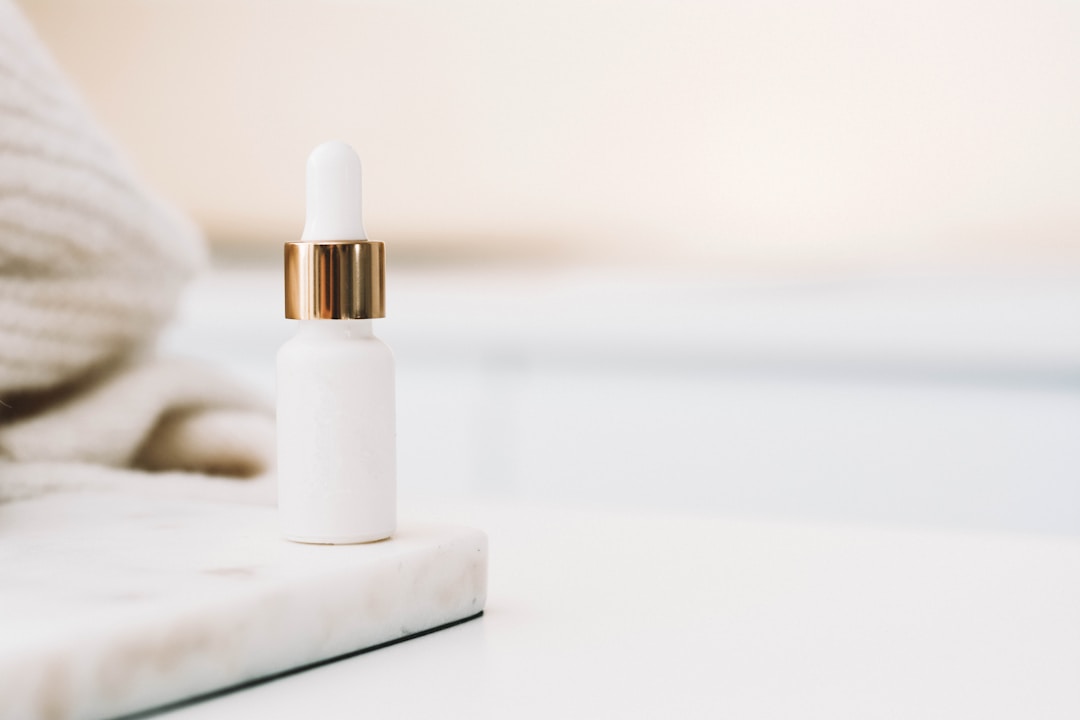 How to enhance product value through cosmetic plastic bottle packaging?
