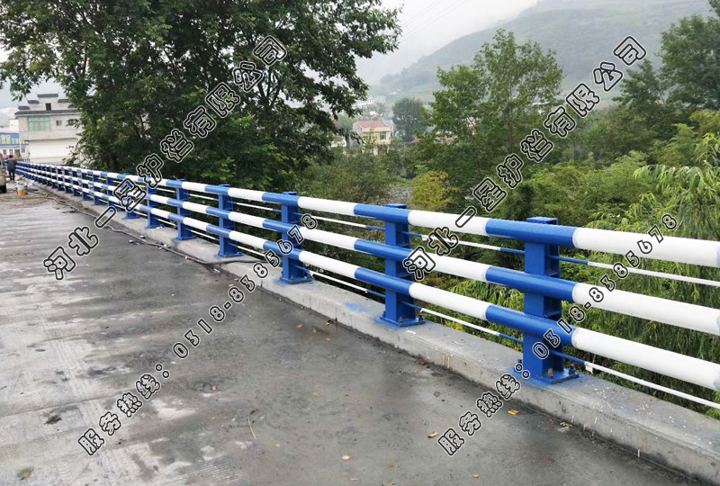 三橫梁圓管橋梁防撞護(hù)欄