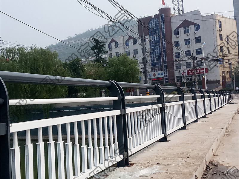 鍍鋅鋼制橋梁護(hù)欄