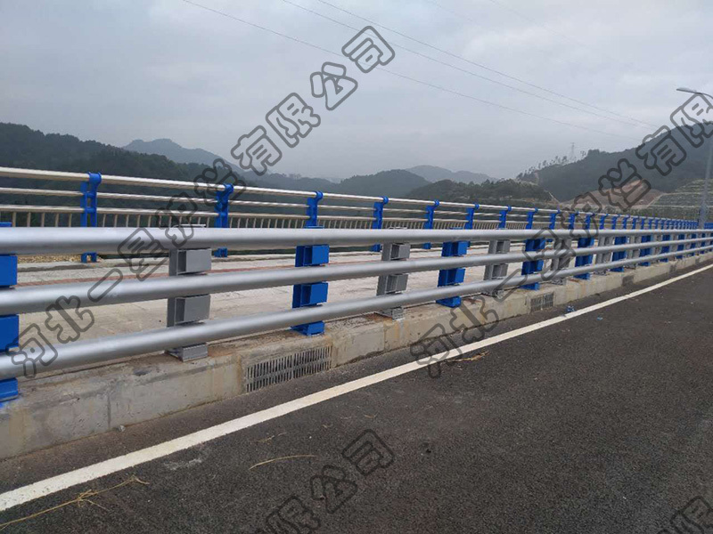 三橫梁高速防撞護(hù)欄