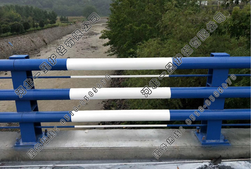 三橫梁圓管橋梁防撞護(hù)欄