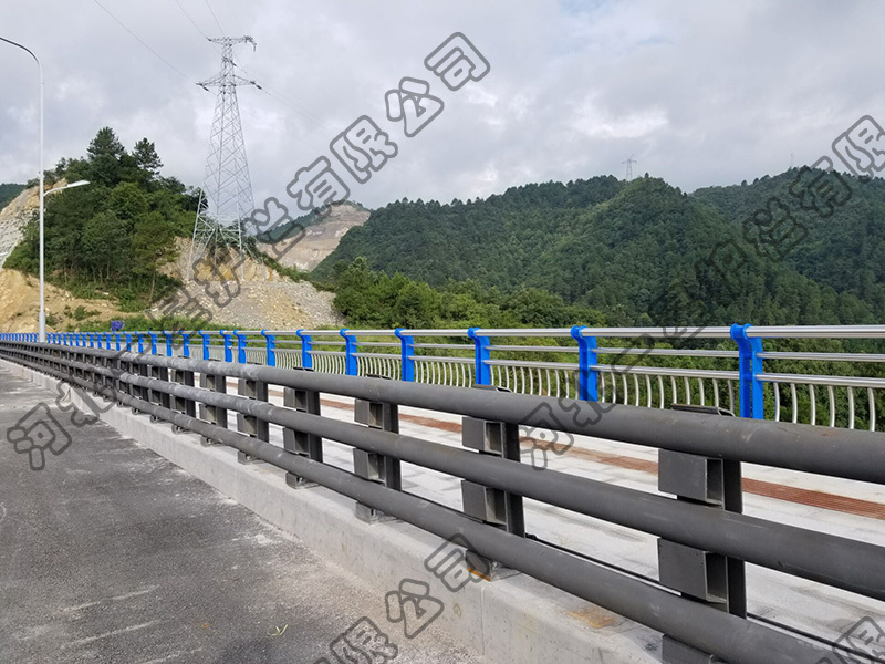 三橫梁高速防撞護(hù)欄