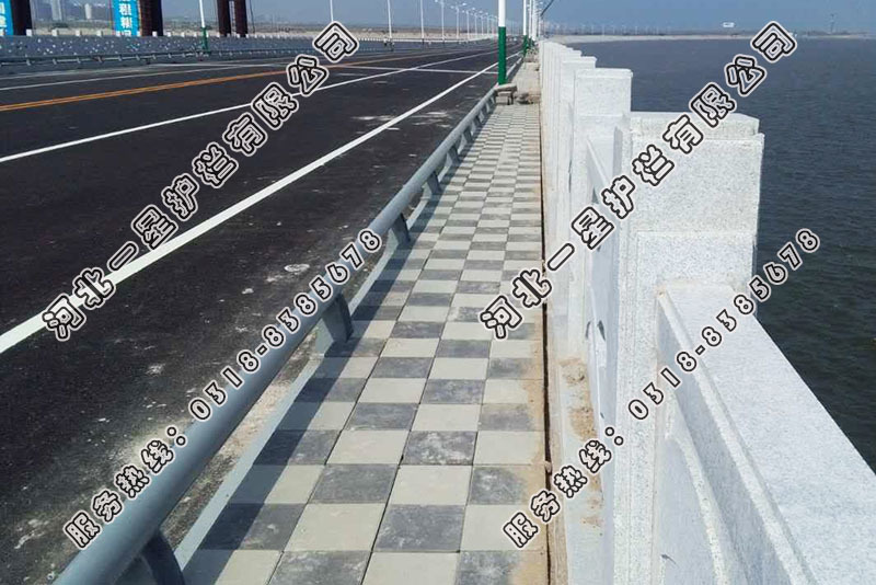 單橫梁橋梁防撞護欄