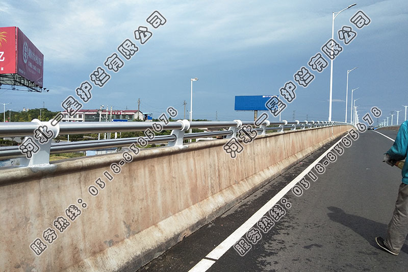 二橫梁公路防撞護欄