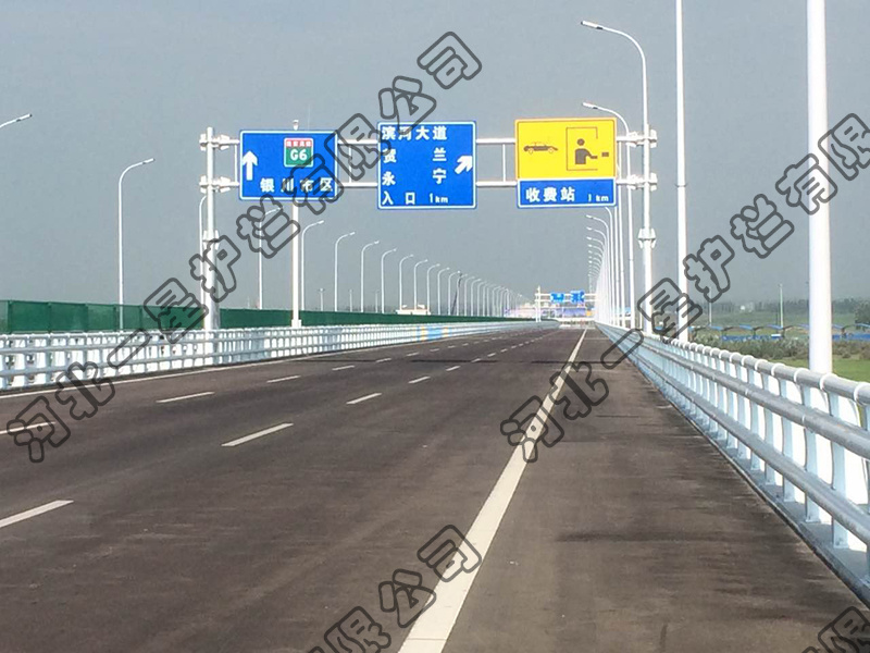 三橫梁圓管橋梁防撞護(hù)欄