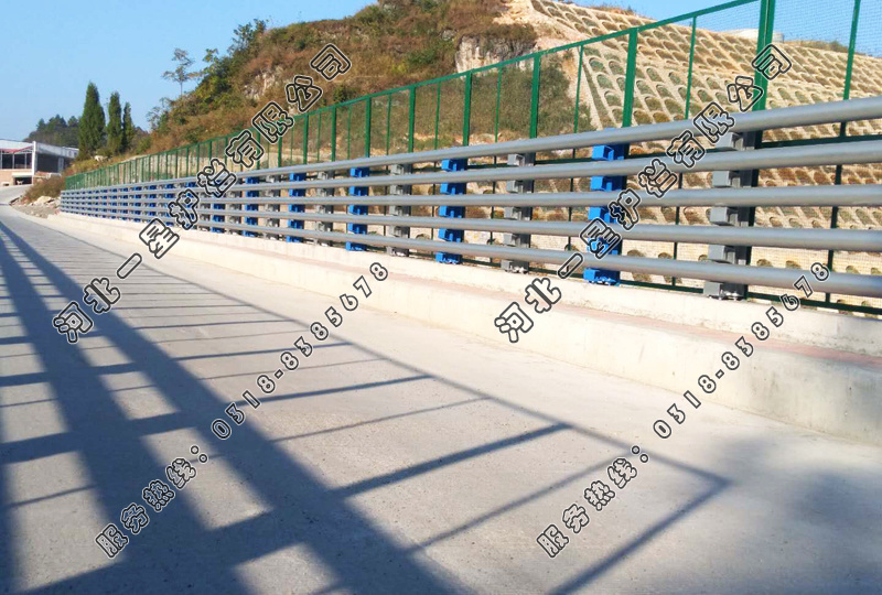 五橫梁圓管防撞護(hù)欄