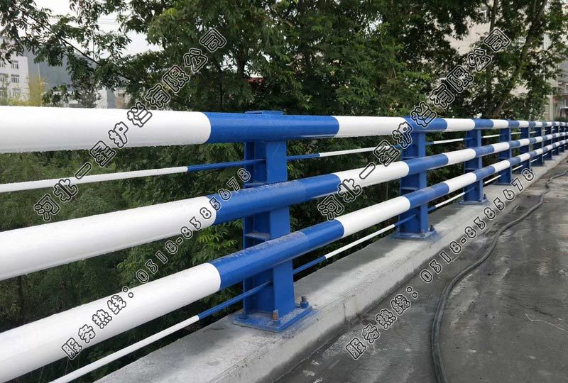 三橫梁圓管橋梁防撞護(hù)欄
