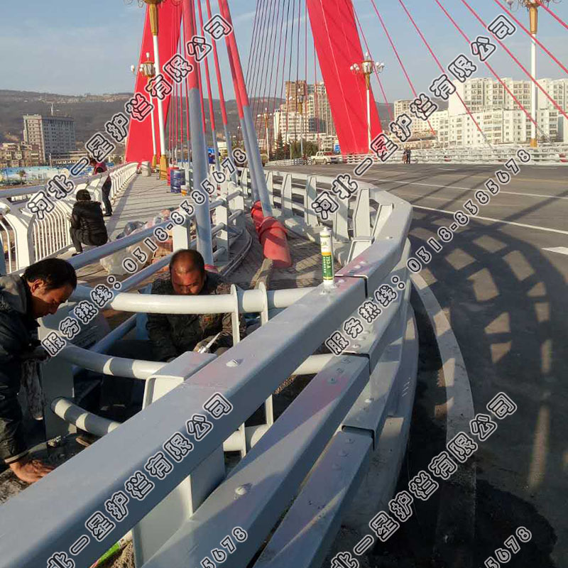 三橫梁方管隔離防撞護(hù)欄
