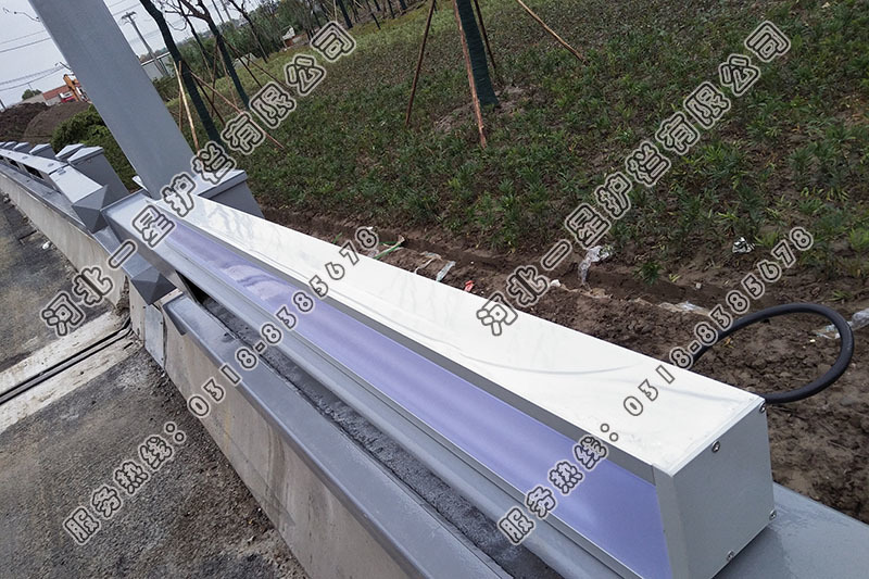 二橫梁方管帶燈防撞護欄