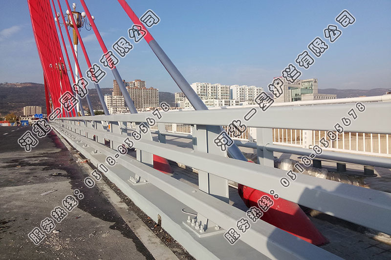 三橫梁方管隔離防撞護(hù)欄