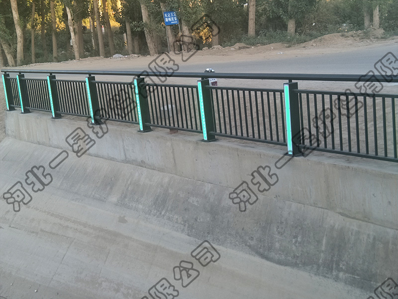 帶燈河道護(hù)欄