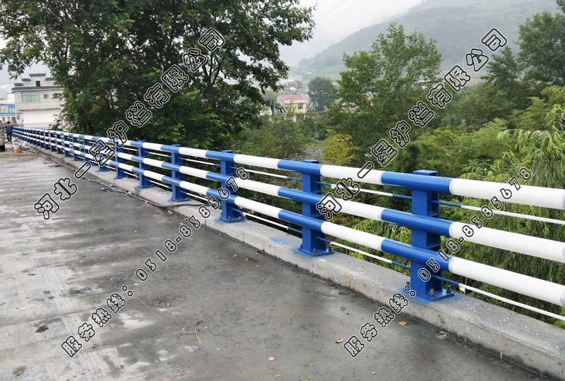 三橫梁圓管橋梁防撞護(hù)欄