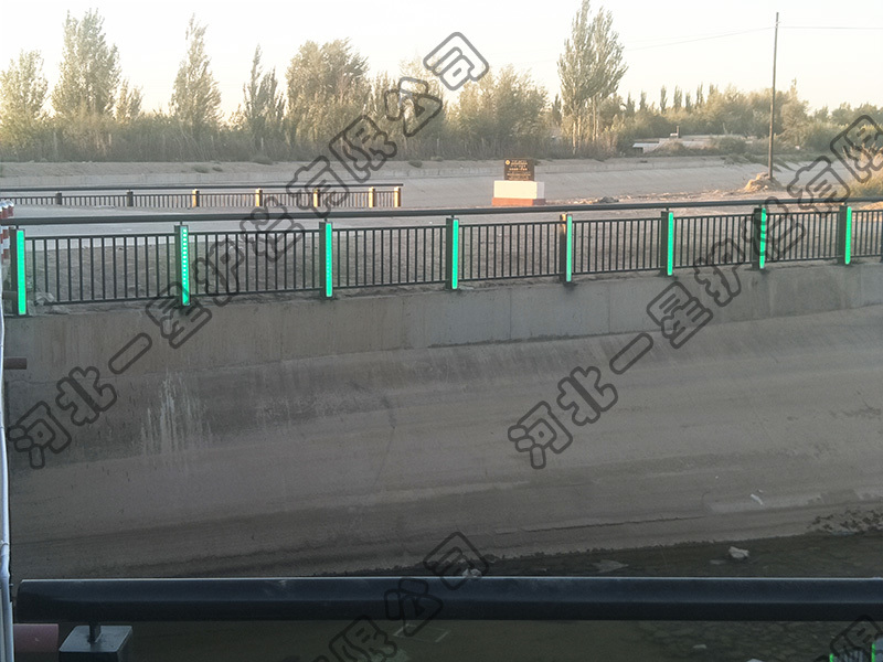 帶燈河道護(hù)欄