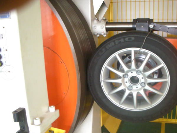 Radial fatigue testing machine Radial fatigue testing machine