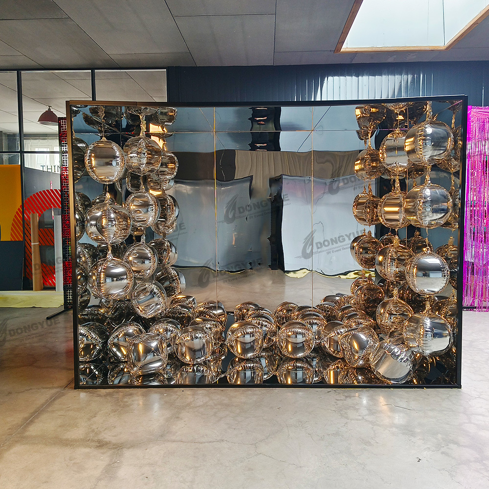 Detachable mirror photo booth