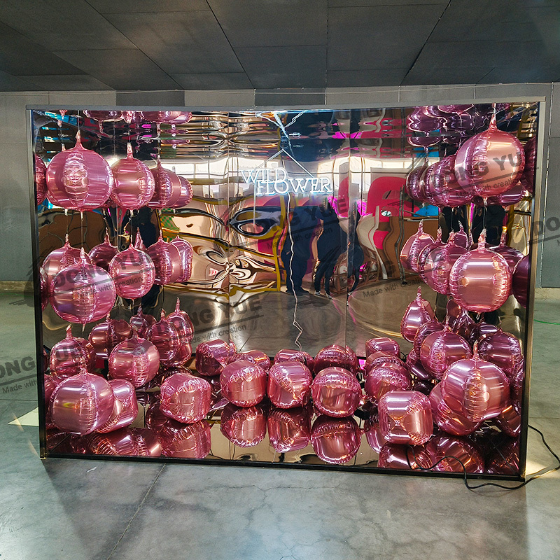 Detachable mirror photo booth