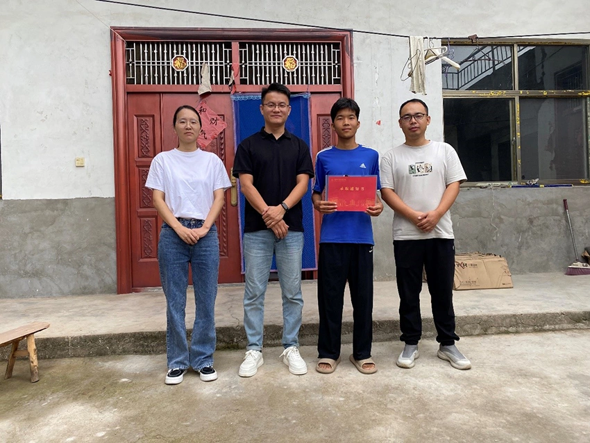 爱心助学结硕果 温情关怀暖人心 —— 智达石化走访看望受资助家庭困难学生 爱心助学结硕果 温情关怀暖人心 —— 智达石化走访看望受资助家庭困难学生