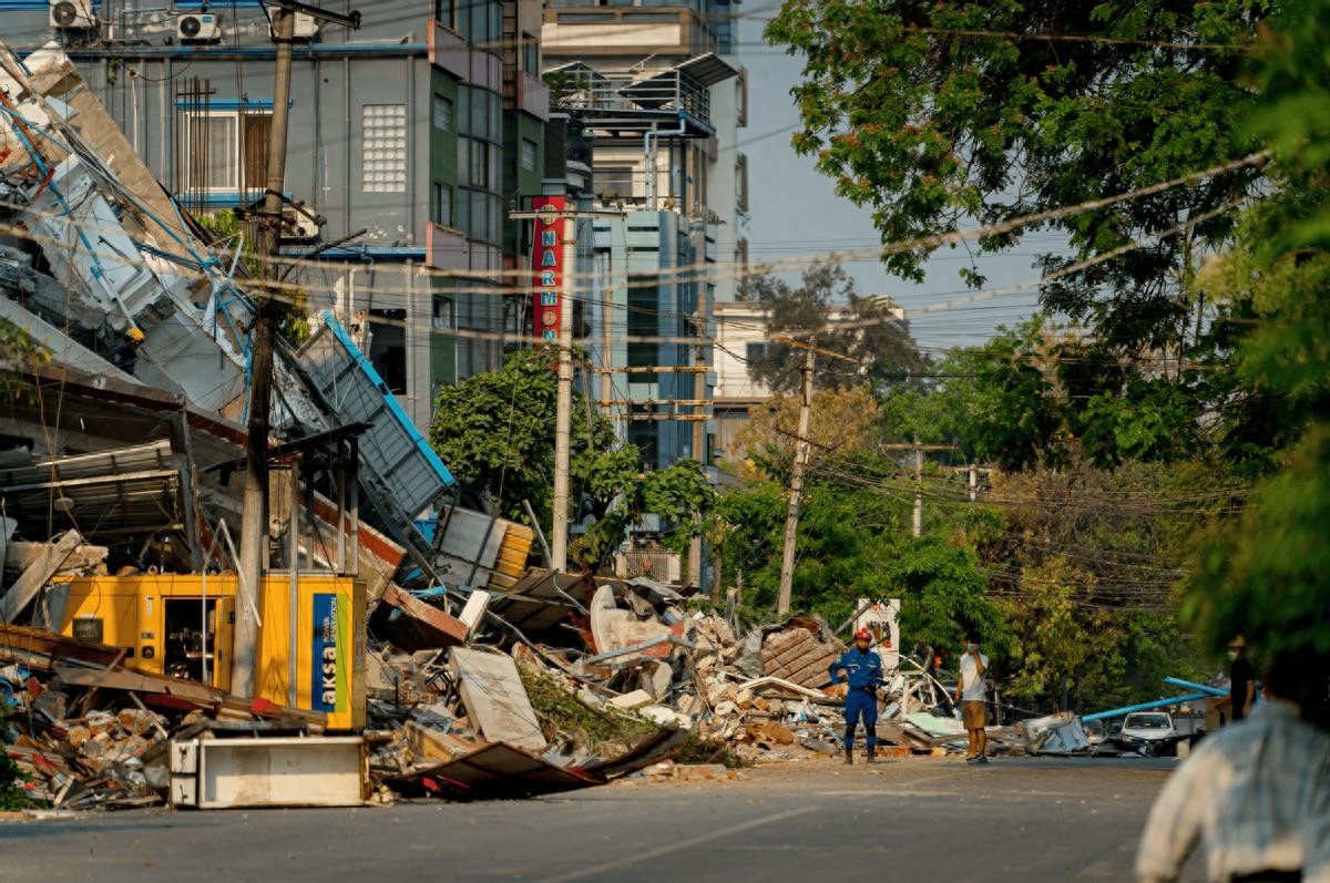 72 ຊົ່ວໂມງທອງຄຳຜ່ານໄປແລ້ວ ກອງທັບມຽນມາເລີ່ມບໍ່ສະບາຍ ທີມກູ້ໄພຈີນຍັງຢູ່ ໂຈມຕີທາງອາກາດໂດຍກົງ