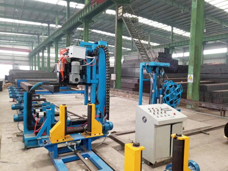Automatic bundling machine for welded pipes