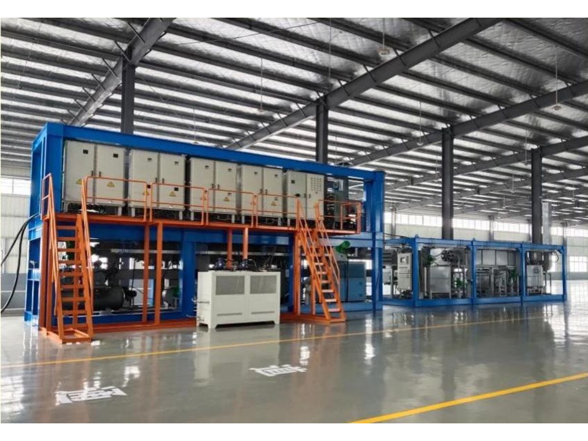 Electromagnetic pyrolysis equipment for oily solid waste