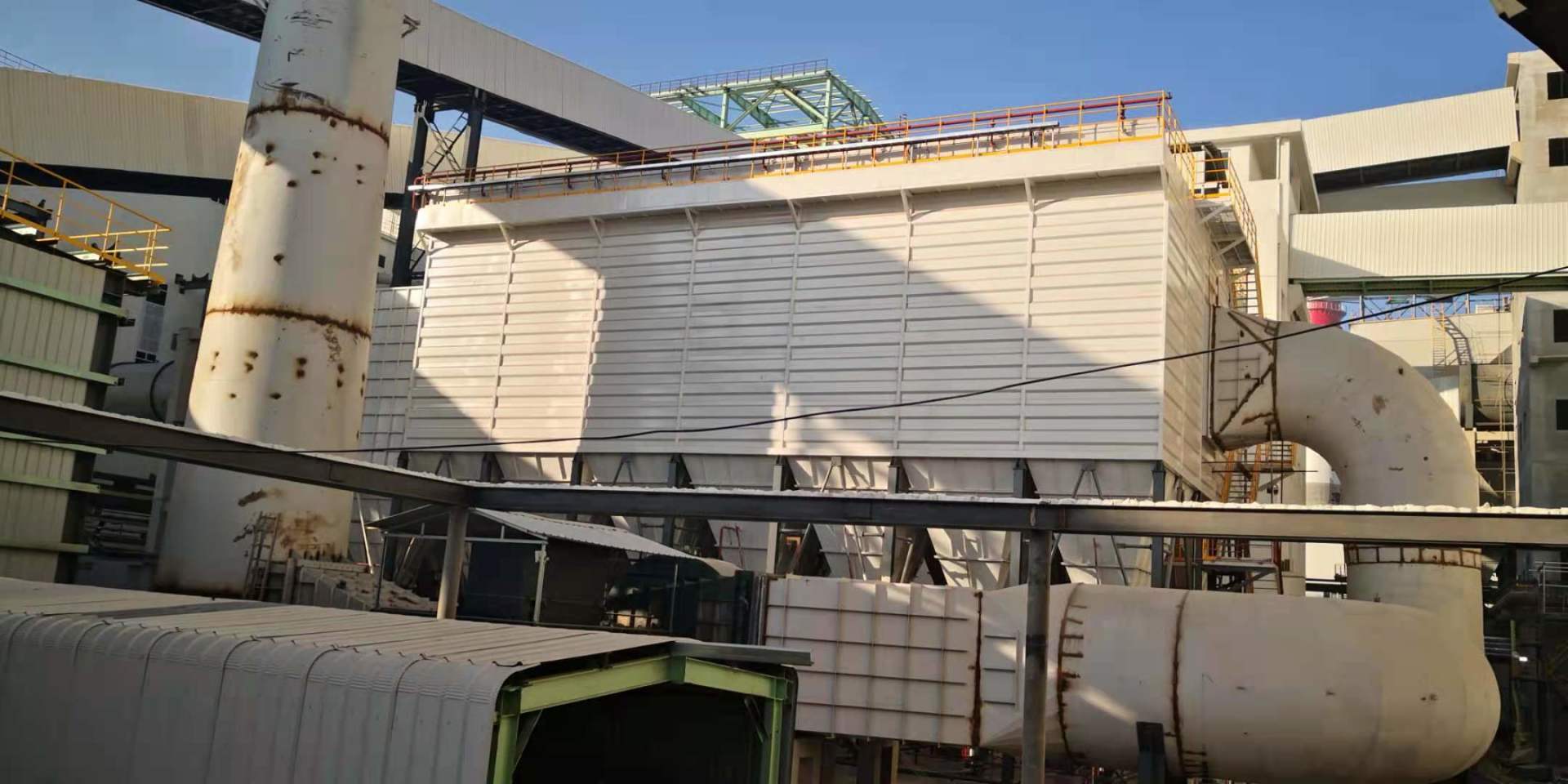 河北敬業(yè)鋼鐵2200m3高爐礦槽15500m2長袋低壓脈沖除塵器