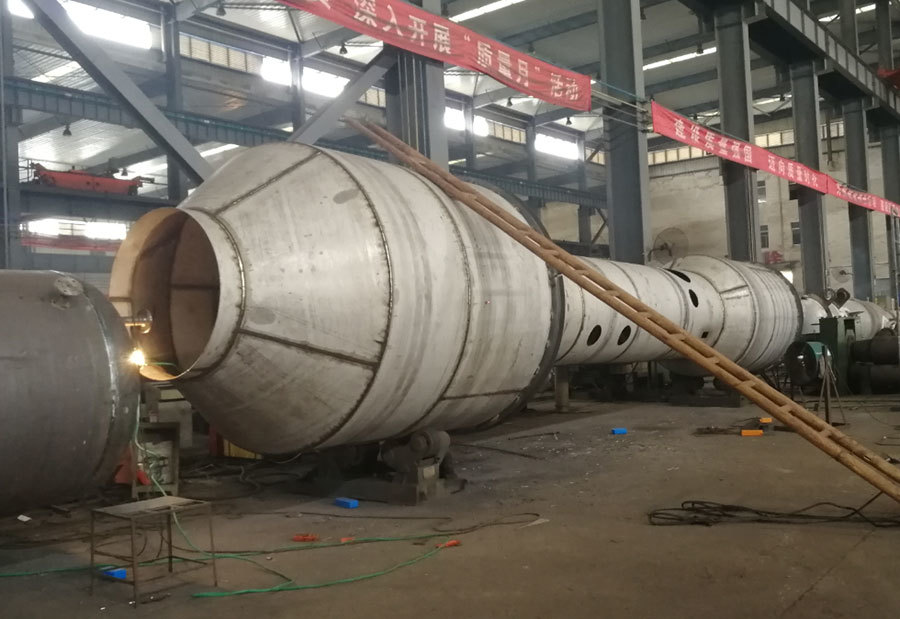Pneumatic emulsification spray scrubbing for dust removal and desulfurization